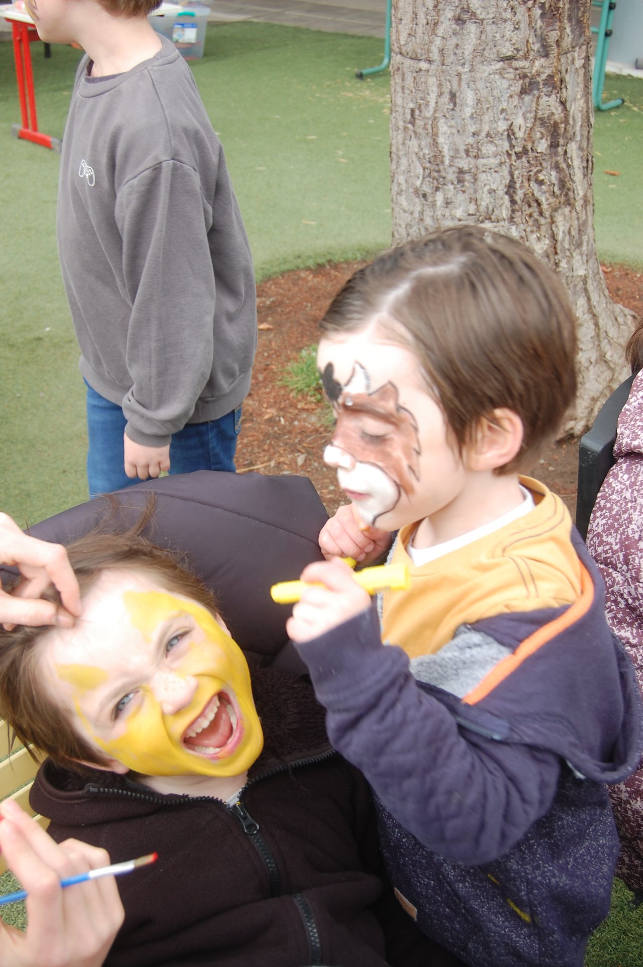 Voluntarias pintando caras durante Flohmarkt 2025