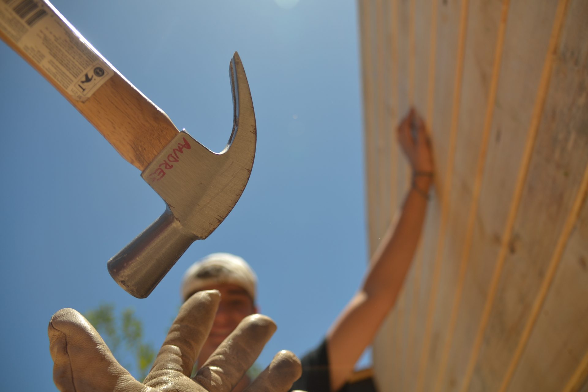Martillo y guantes de un voluntario durante una construcción
