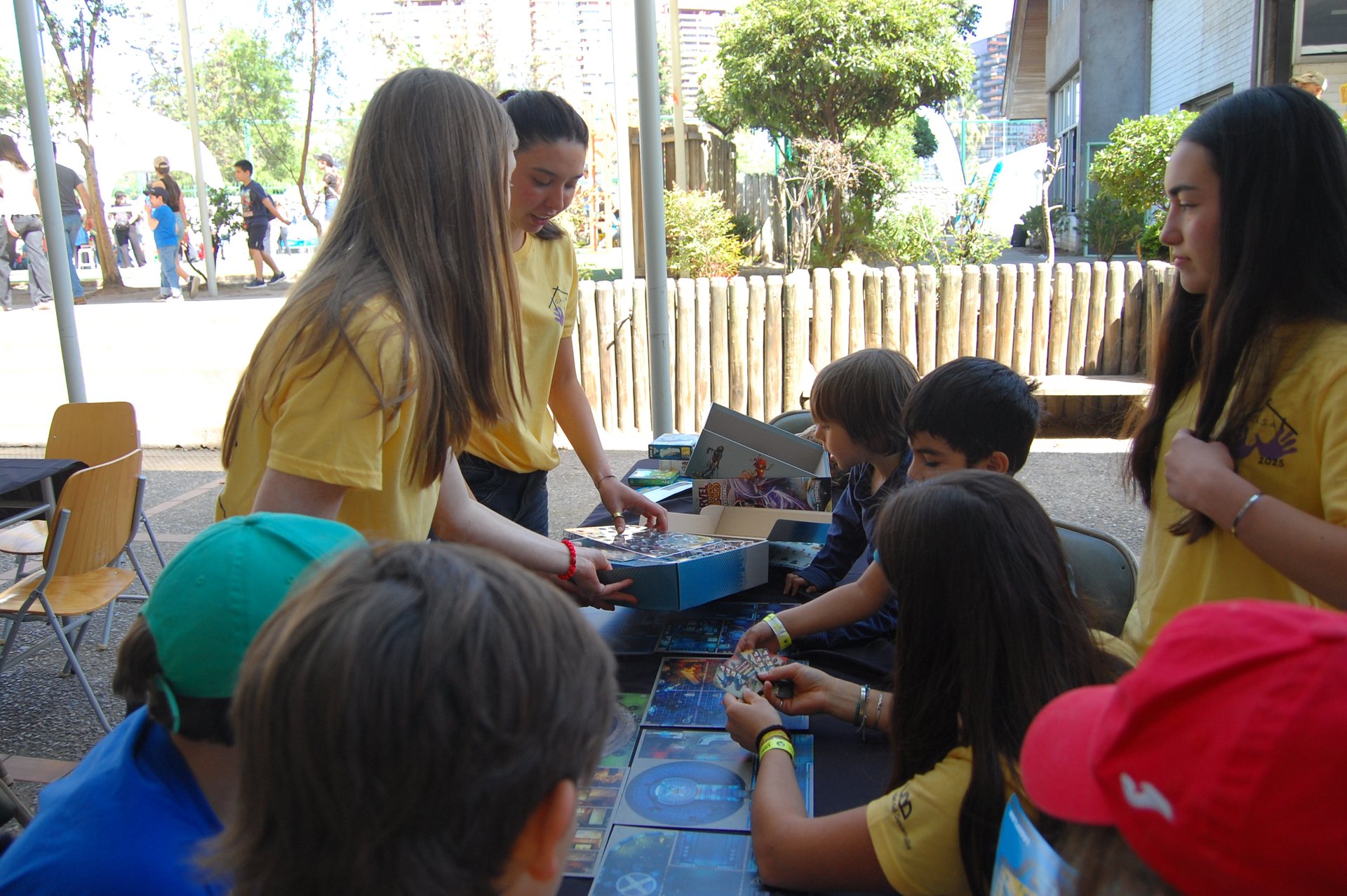 Voluntarias atendiendo juegos para niños en Kirmes 2025