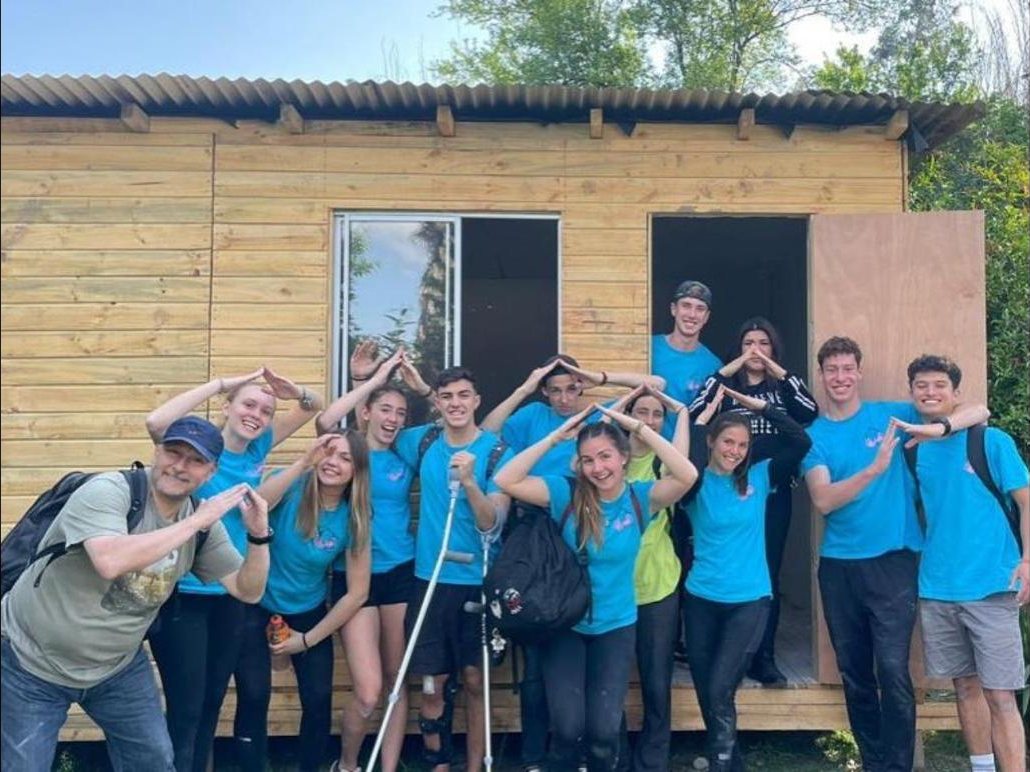 Cuadrilla Toy Story con Patricia y sus hijas frente a una mediagua en Lampa, capacitaciones 2023
