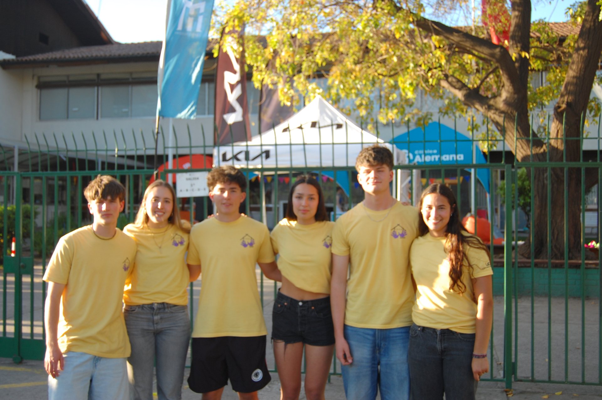 Equipo amarillo en la entrada del colegio, Kirmes 11 de octubre 2025