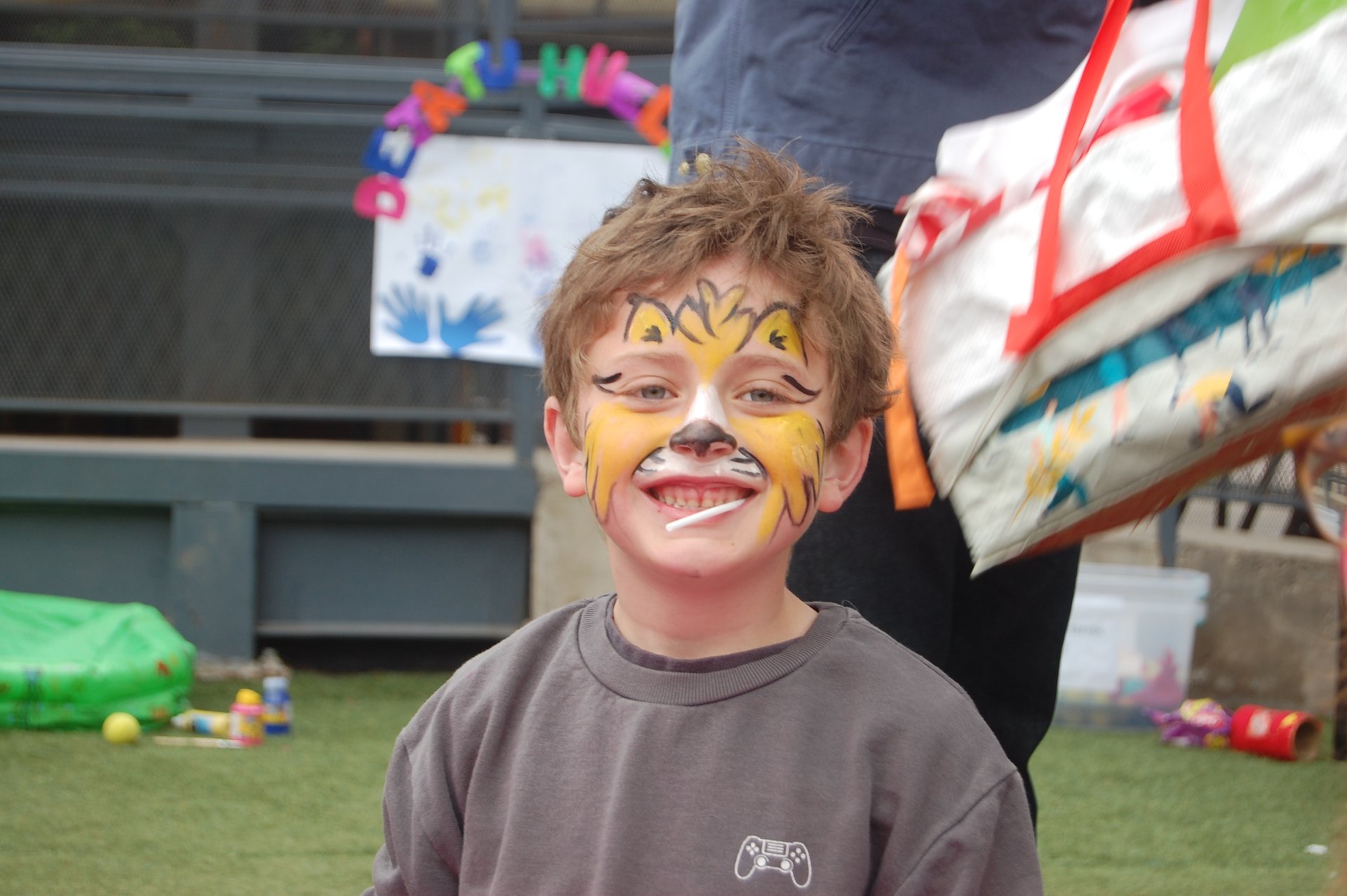Niño con la cara pintada en Flohmarkt 2025