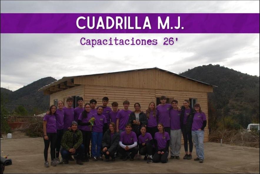 Cuadrilla M.J. con Lorena y su hijo Antonio frente a la mediagua en Olmué, capacitaciones 2026