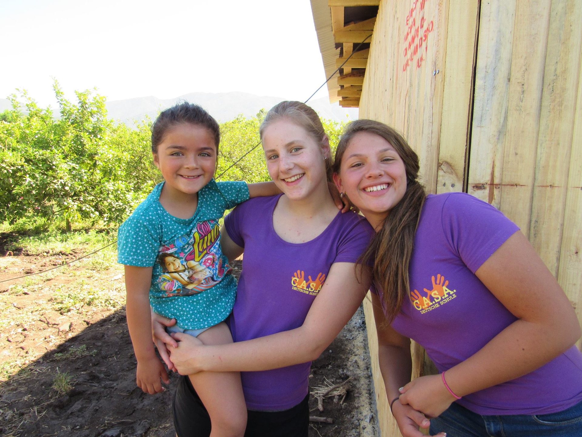 Voluntarias con niñas de una familia en el archivo C.A.S.A. de 2016