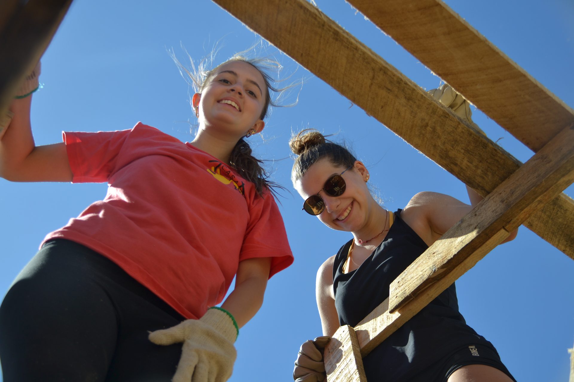 Equipo de voluntarias en las cerchas de madera