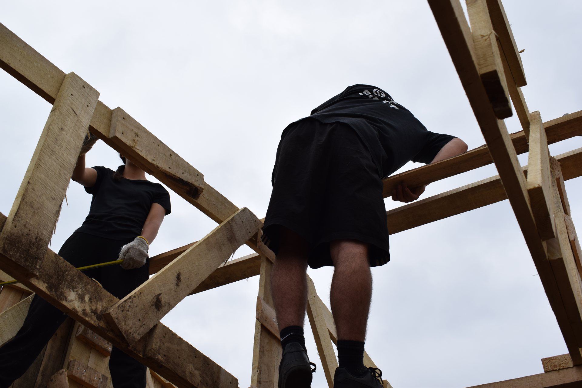Voluntarios armando la estructura del techo en Quillota, verano diciembre 2025
