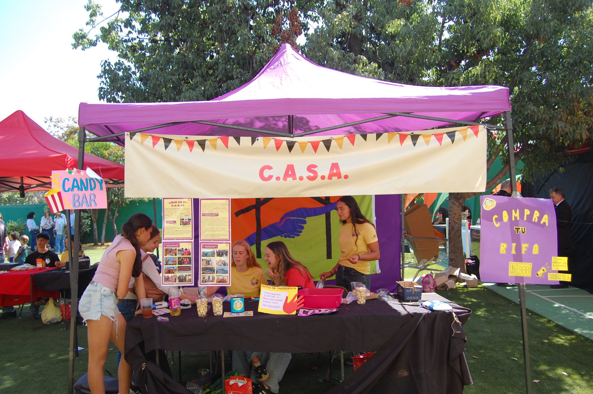 Stand C.A.S.A. con banderines y rifa del tallarín, Kirmes 2025