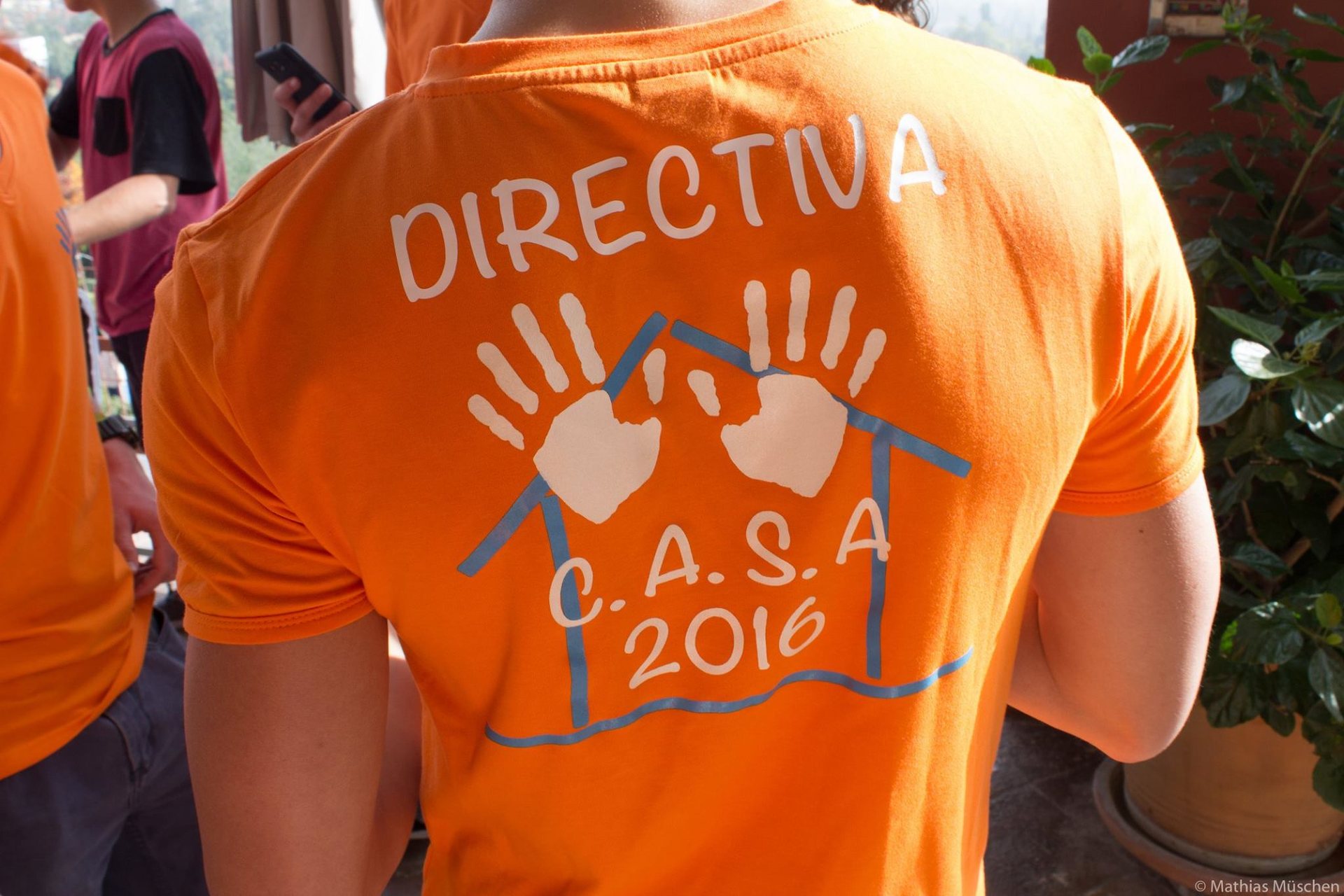 Polera naranja con inscripción Directiva C.A.S.A. 2016