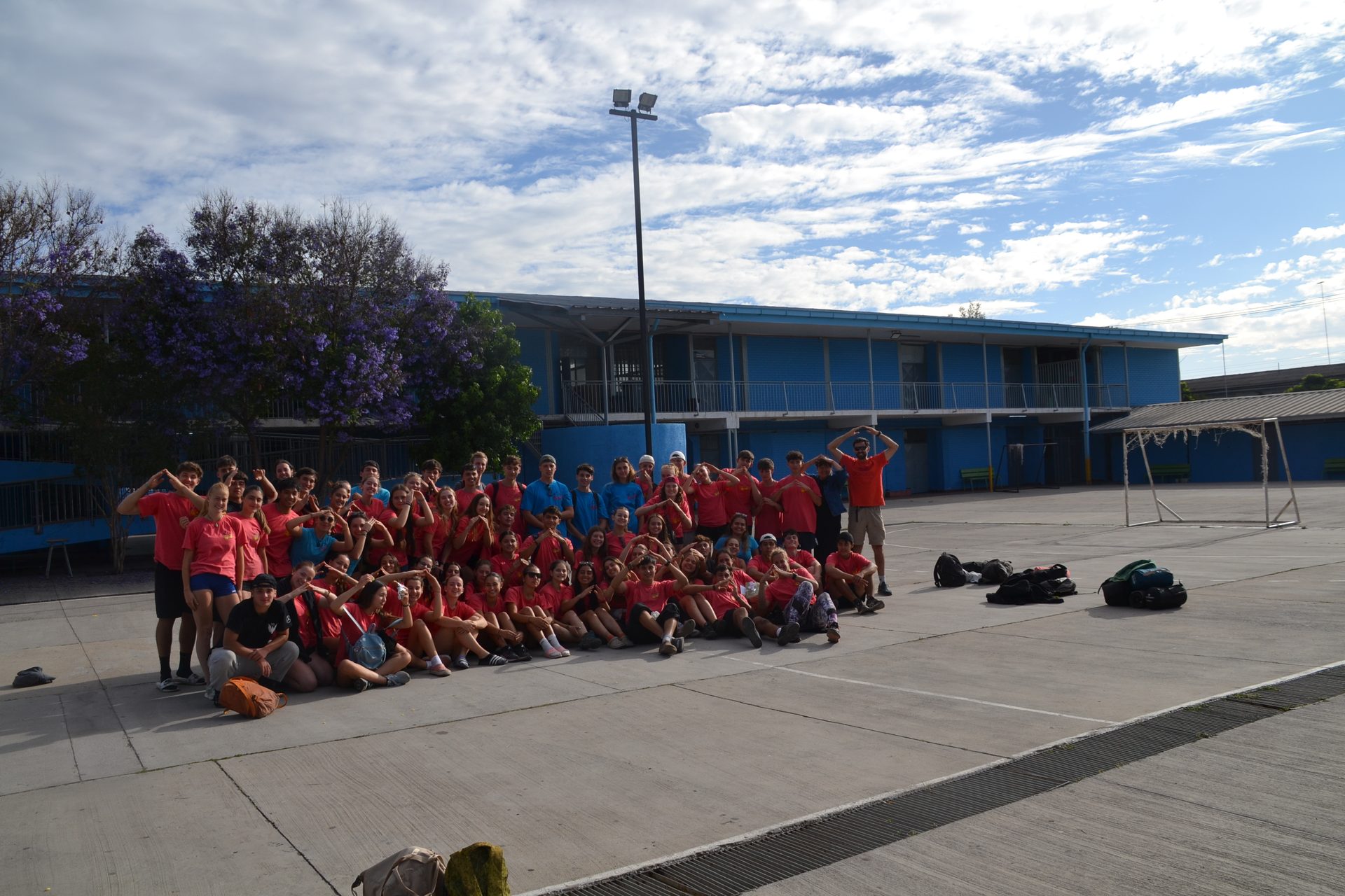 Grupo de construcciones reunido en el patio del colegio de alojamiento
