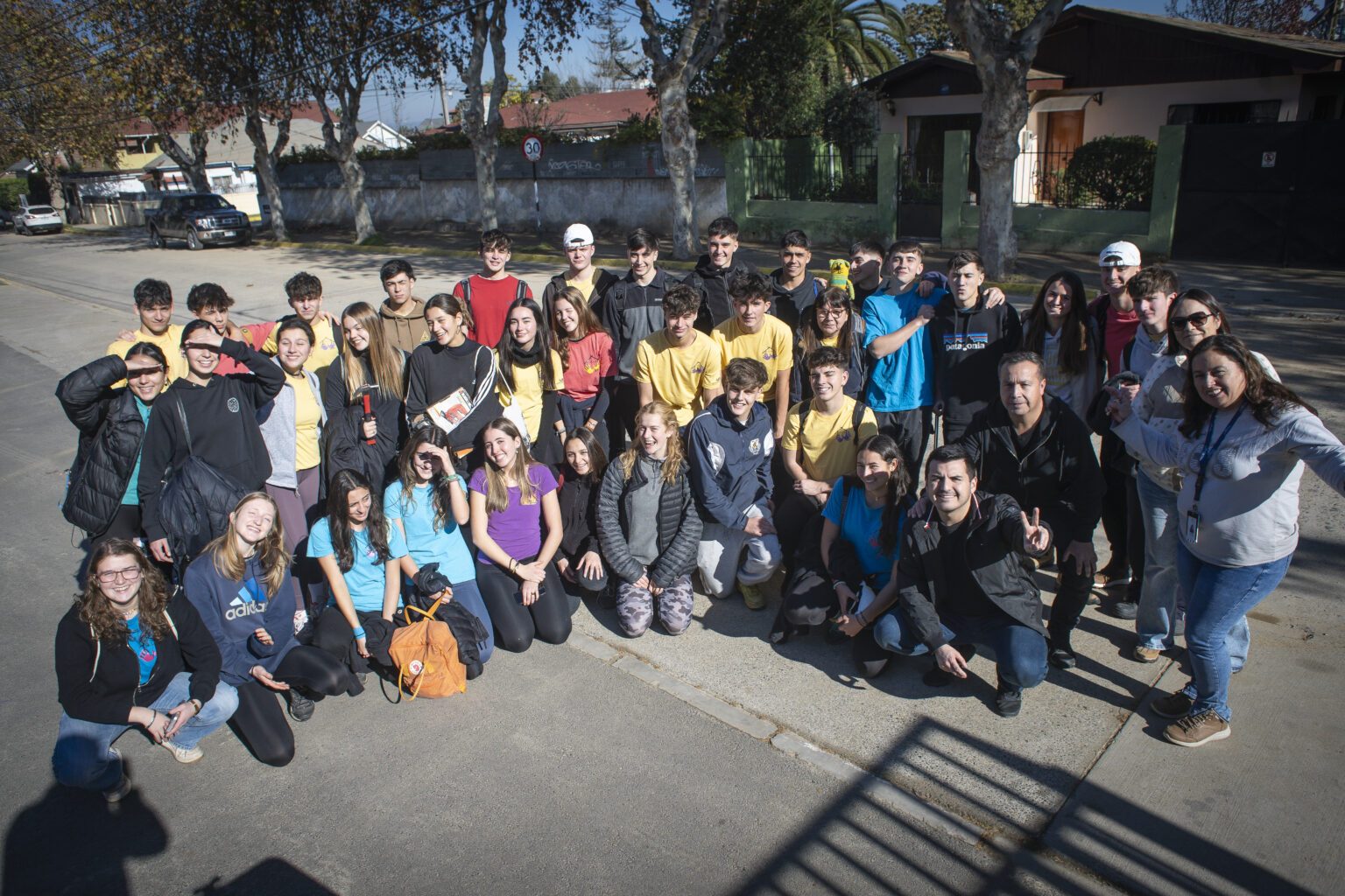 Grupo de alumnos, familias y profesores reunidos en 2025