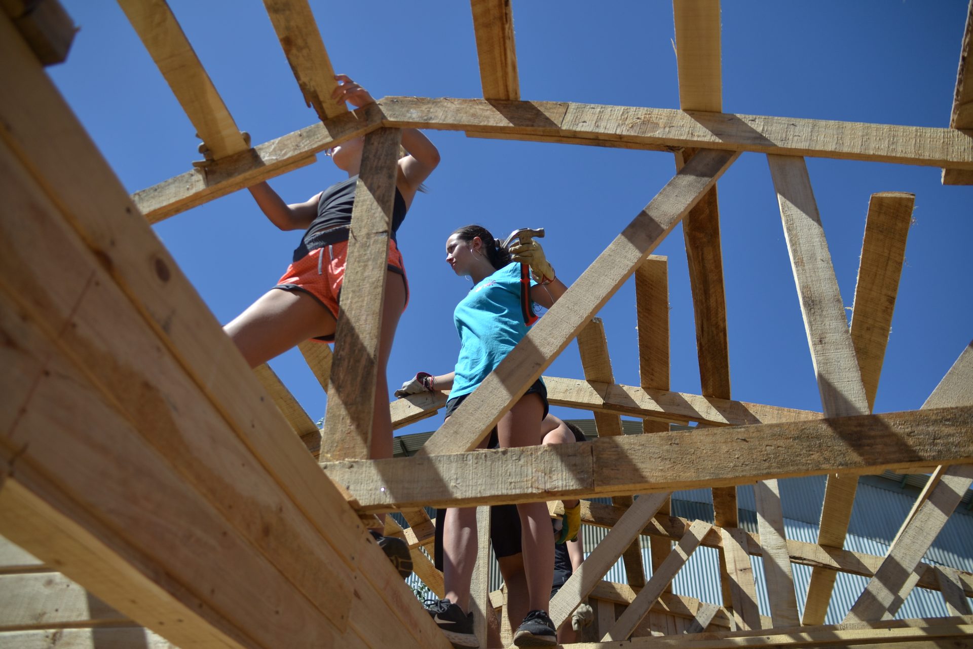 Voluntarias construyendo el techo en equipo