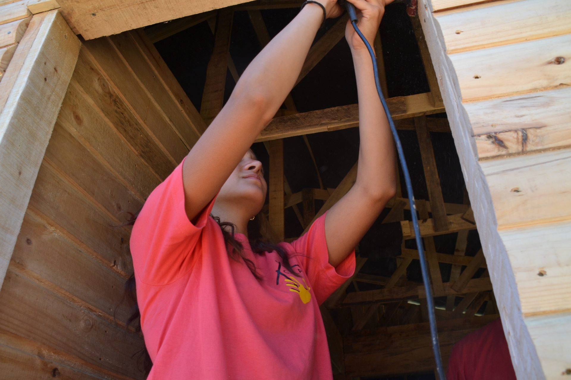 Alumna trabajando en una pared de madera